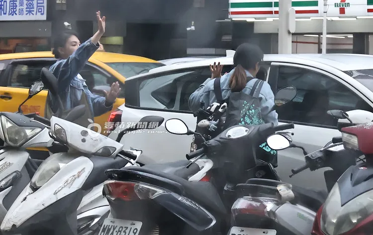 張榕容與助理揮手道別，獨自搭車離開。特勤中心攝