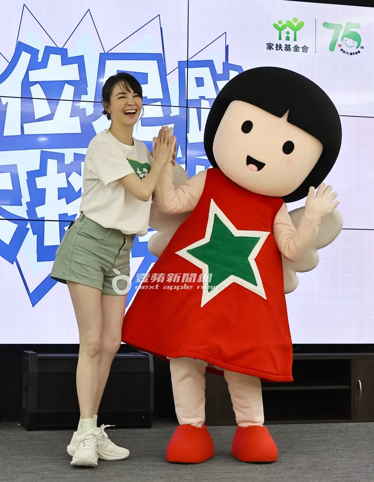 張榕容 (左）與家扶基金會吉祥物WaWa合影留念。特勤中心攝