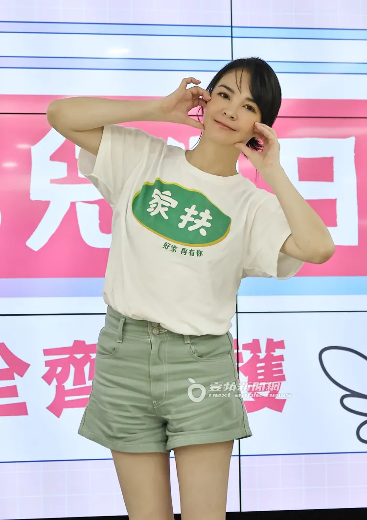 張榕容身穿家扶基金會白色T恤、搭配牛仔短褲，模樣青春。特勤中心攝