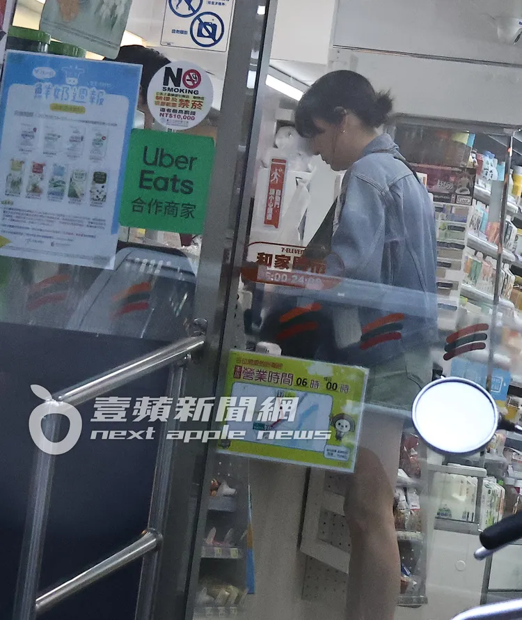 張榕容熟門熟路走進超商取貨。特勤中心攝