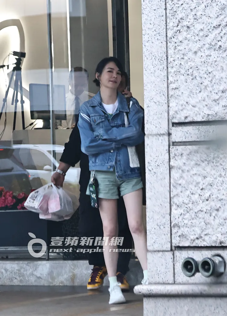 結束活動後，張榕容換上私服與助理在路邊等車。特勤中心攝