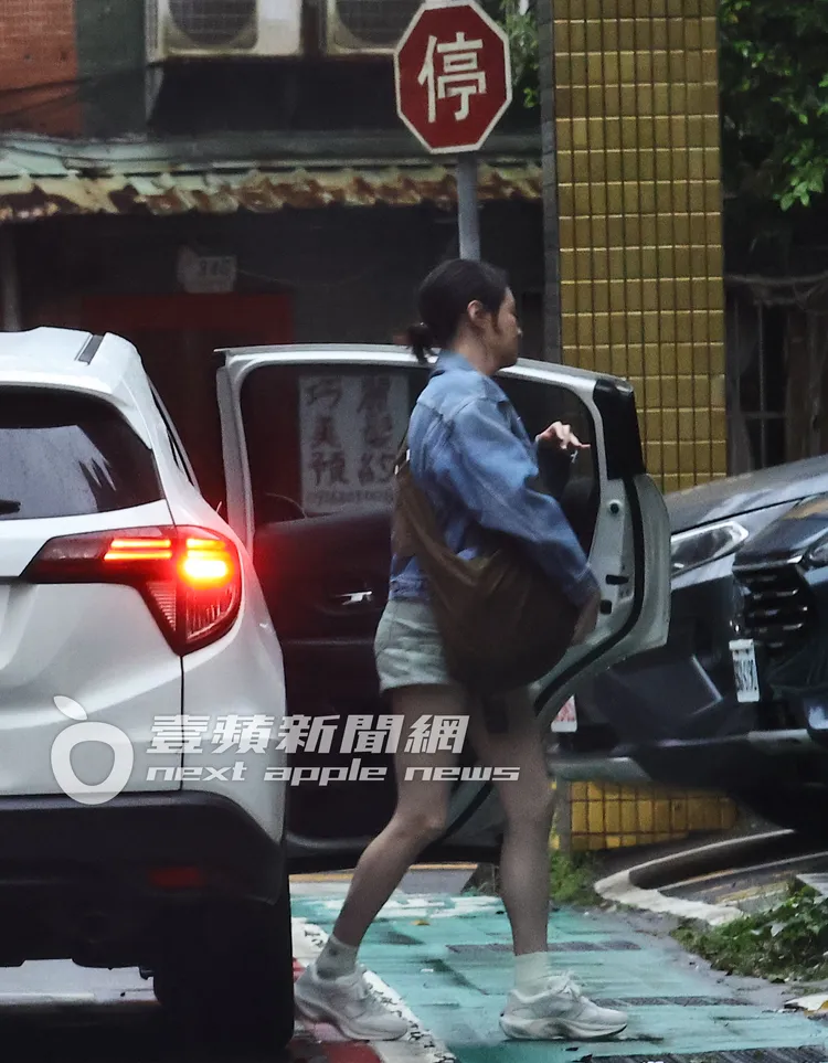 張榕容在文山區巷弄下車。特勤中心攝