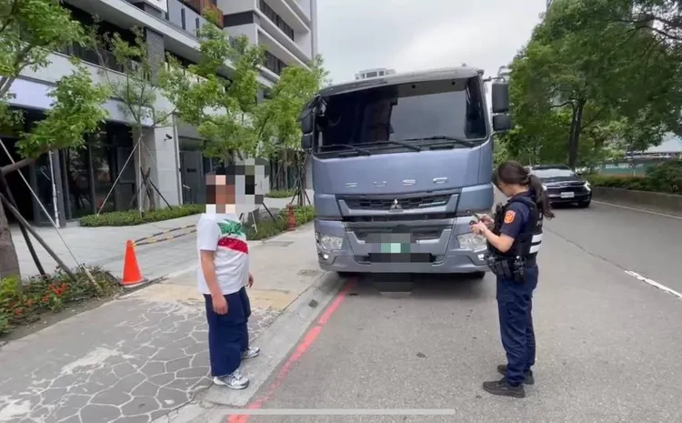 違規駕駛當場被攔下開罰。警方提供