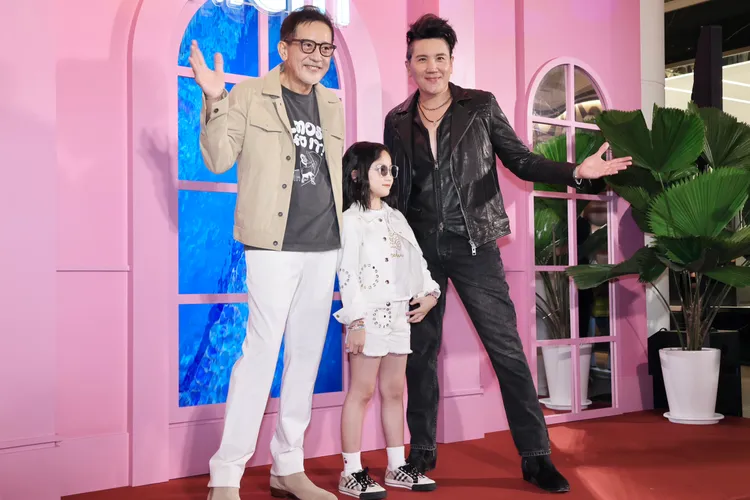 秦漢（左）與兒子、孫女一同現身微風之夜。莊宗達攝