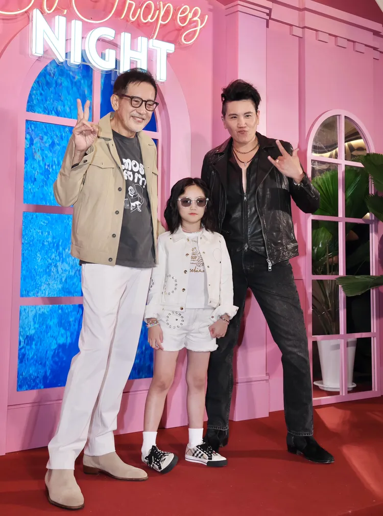 秦漢孫女（中）努力幫爺爺宣傳新戲。莊宗達攝