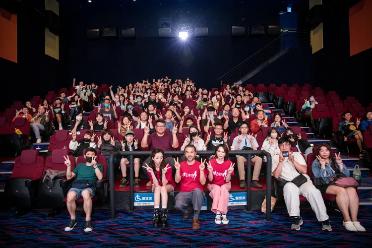 吳卓源（前排左起）、導演賴俊羽和潘儀君母親節跑北中南特映會。圖／伯樂影業提供