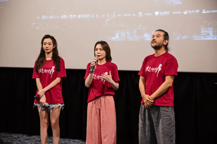 演員吳卓源（左起）和潘儀君、導演賴俊羽出席《搜查瑠公圳》母親節特映活動。圖／伯樂影業提供
