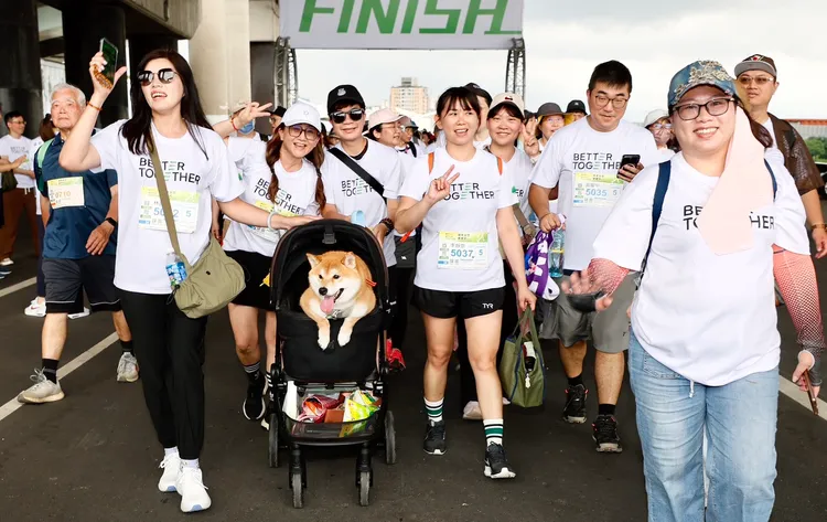 「2025國泰金控健康走」今登場，現場不少民眾帶著毛小孩一起健走，留下寶貴的回憶。國泰金控提供