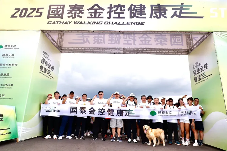 「2025國泰金控健康走」現場共吸引逾5,000位民眾參與，偕親友及毛小孩一同在夏日午後的河岸碼頭邁開步伐「齊步走」。國泰金控提供
