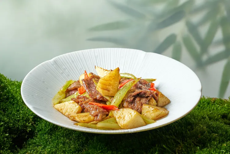 台北美福大飯店潮粵坊餐廳以美福招牌牛小排搭配鮮筍，並佐以秘製醬汁調味出「極醬鮮筍雪花牛」，滋味迷人。台北美福大飯店提供