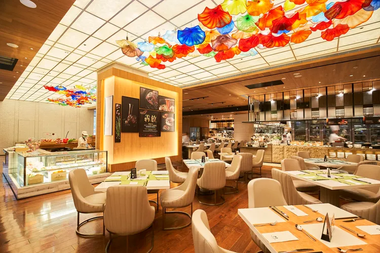 台北美福大飯店人氣彩匯自助餐廳，於活動期間推出旬筍饗宴，多樣鮮筍料理輪番供應，下午茶並祭出四人同行一人免費優惠活動。台北美福大飯店提供