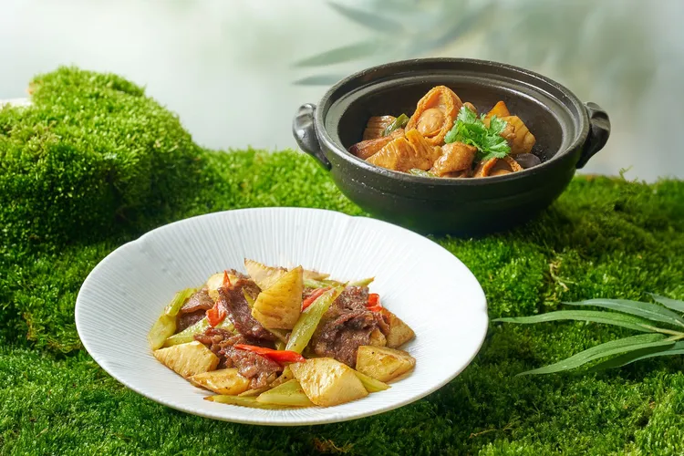 台北美福大飯店潮粵坊餐廳結合時令鮮筍推出二道經典粵菜料理「鮮筍鮑魚啫雞煲」及「極醬鮮筍雪花牛」。台北美福大飯店提供