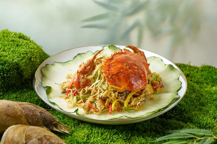 台北美福大飯店米其林一星米香台菜餐廳主廚林其鋒將經典老台菜改良，搭配鮮筍推出「鮮筍桂花炒紅蟳」。台北美福大飯店提供