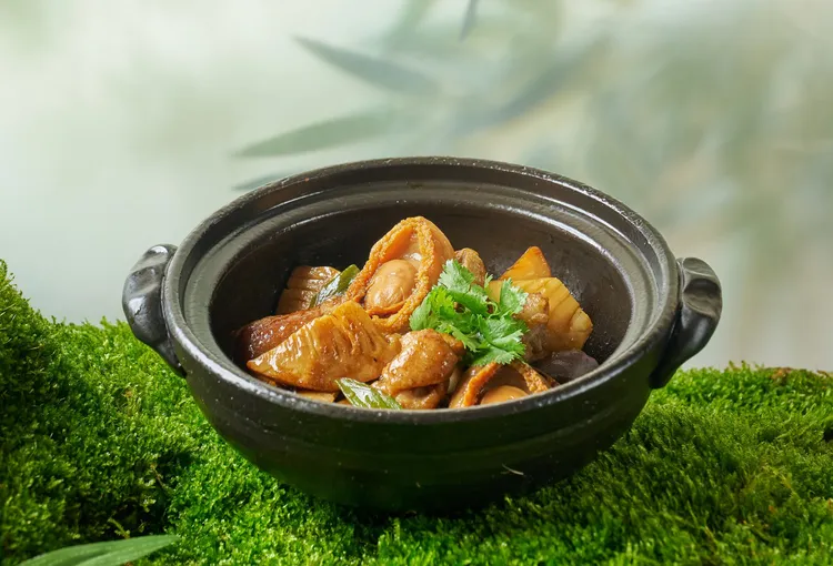台北美福大飯店潮粵坊以嚴選鮑魚及脆口鮮筍，推出「鮮筍鮑魚啫雞煲」。台北美福大飯店提供