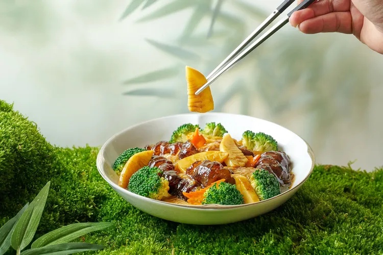 台北美福大飯店米其林一星米香台菜餐廳主廚林其鋒選用頂級花膠搭配鮮筍及烏參推出「花膠鮮筍燴烏參」。台北美福大飯店提供