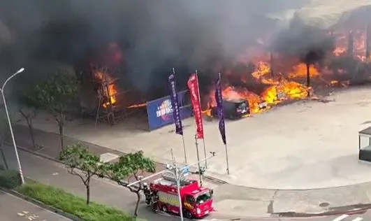 現場火勢猛烈。讀者提供