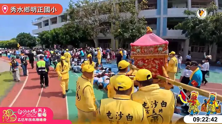 彰化秀水明正國小5年後再度盼到白沙屯媽祖。翻攝白沙屯媽祖直播