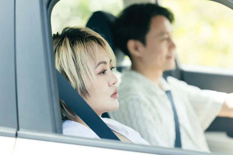 戴愛玲（左）與男主角的甜蜜互動讓她頻笑場。華納音樂提供