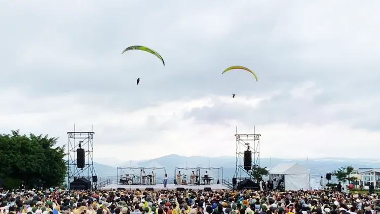 田馥甄日場開唱遇飛行傘盤旋天上美景，夢想場景實現激動到哽咽。何樂音樂提供
