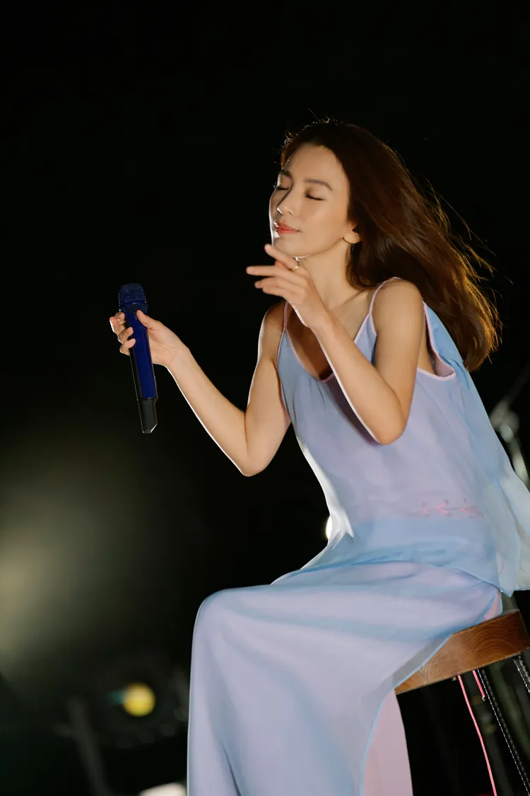 田馥甄唱進山嵐夜景，與大自然透過音樂共感。何樂音樂提供