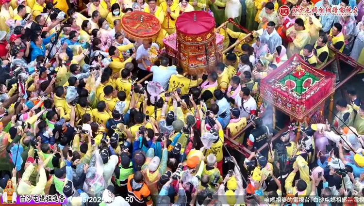 白沙屯媽祖的「粉紅超跑」在通霄秋茂園前空地換人八人大轎，為下午的回宮安座做準備。翻攝「白沙屯媽祖網路電視台」