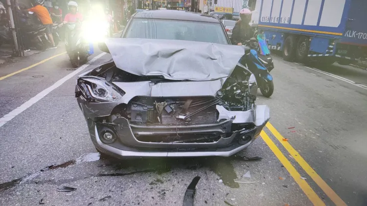 小客車車頭撞毀。八德警分局提供