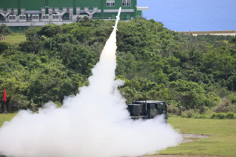 陸軍最新一代、射程達15公里的中近程防空飛彈系統「陸射型劍二防空飛彈」系統，今（13日）在中科院屏東九鵬基地舉行實彈射擊操演。記者李俊毅攝