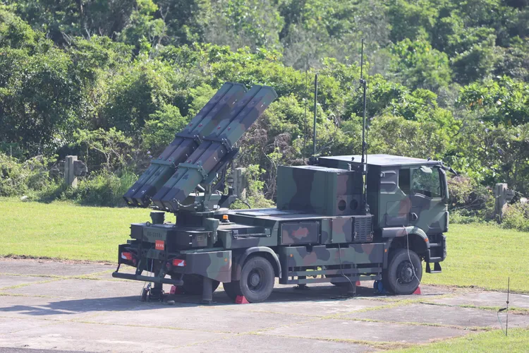 陸軍最新一代、射程達15公里的中近程防空飛彈系統「陸射型劍二防空飛彈」系統，今（13日）在中科院屏東九鵬基地舉行實彈射擊操演。記者李俊毅攝