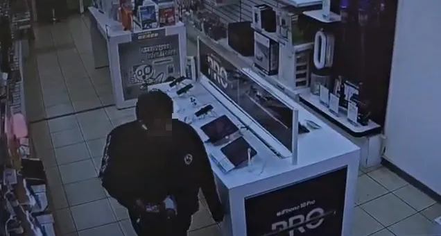 楊男偷走手機逃逸。民眾提供