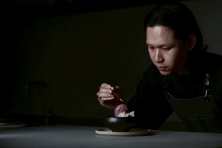 MINIMAL主廚萬士傑Arvin，為米其林一星餐廳「澀 Sur-」共同創辦人，曾任澀Sur-甜點主廚。MINIMAL提供