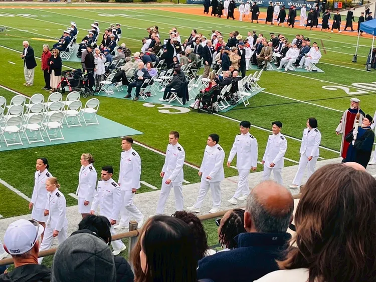 海巡署表示，我國首位公費就讀美國海岸巡防學院的楊凱閎(站立者)近日畢業，返國後將分發艦隊分署。圖/海巡署提供