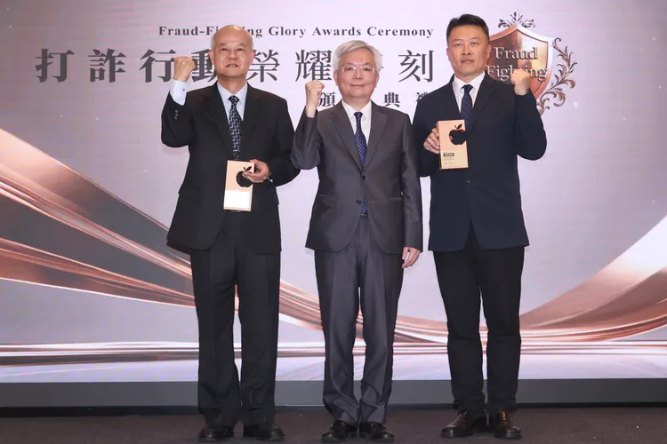 嘉義縣警察局長沈炳信（左）、雲林縣警察局長李建民（右）接受警政署長張榮興頒獎。彭欣偉攝