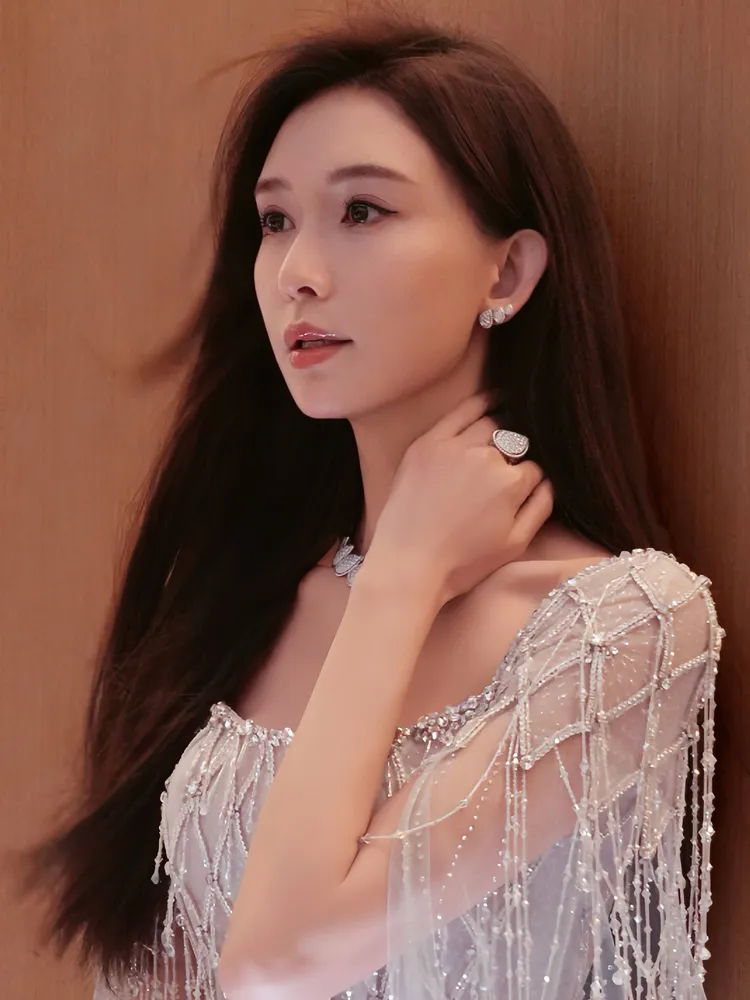 林志玲戴上BOUCHERON Serpent Boheme系列珠寶。品牌提供