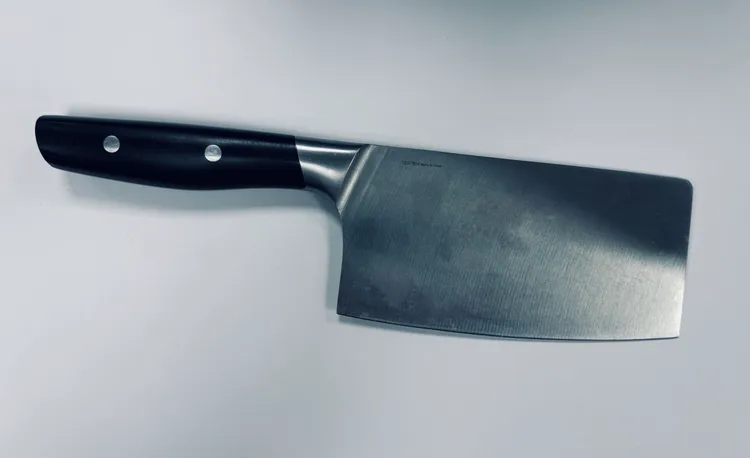 袁姓嫌犯所持菜刀遭查扣。警方提供