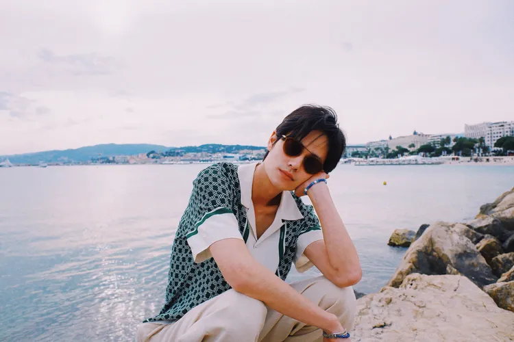 夏騰宏在坎城沒事就去海邊曬太陽。一束光影藝提供