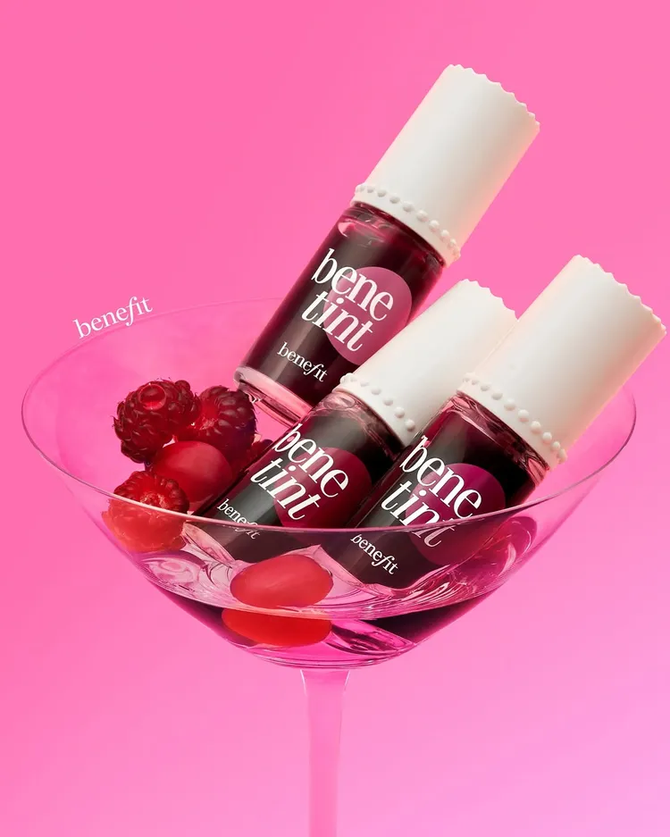 benefit經典紅粉菲菲染唇液，推出2款酒紅色調新色。品牌提供
