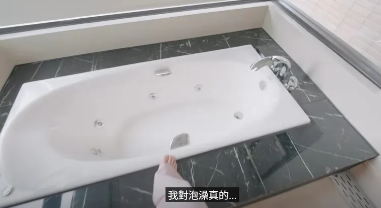 李多慧對浴缸超滿意。翻攝李多慧YT