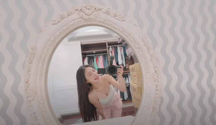 對著化妝台自拍。翻攝李多慧YT