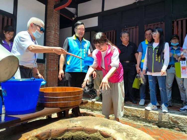 蘆洲區公所今天舉辦「端午三代同樂齊包粽」活動，現場同步舉辦象徵驅邪祈福的「打午時水」活動，於午時開放汲水祈福。公所提供