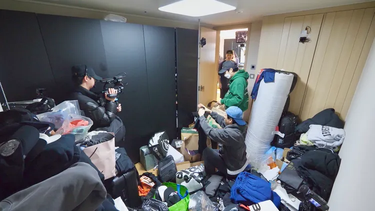 金鍾國衣帽間有相當多未拆的新品與名牌，是朋友到他家朝聖的聖地。中天綜合台提供