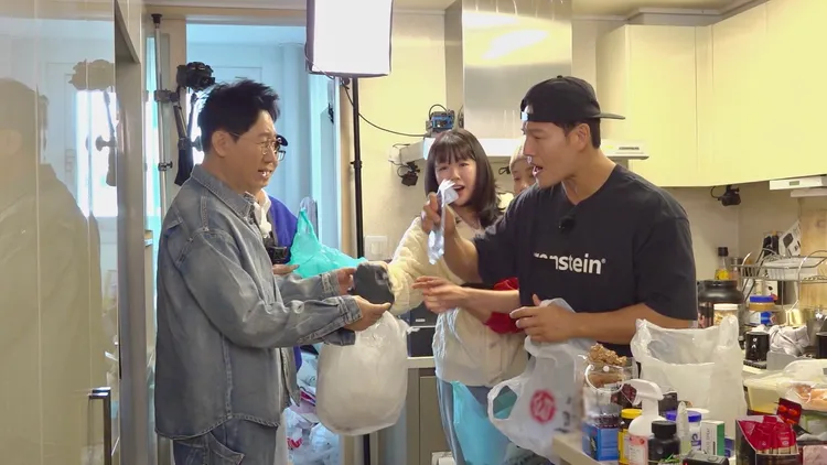 金鍾國（右一）不捨塑膠袋被丟棄，和成員們理論起來。中天綜合台提供