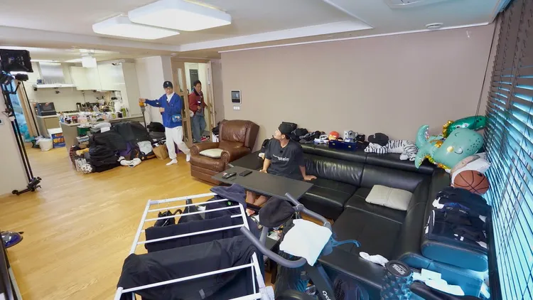 時隔2年再度到金鍾國家錄影，客廳堆滿黑色衣物。中天綜合台提供