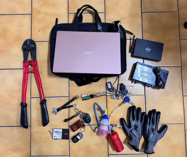 警方查扣鐵剪、手套等犯罪工具與筆電贓物一批。翻攝畫面