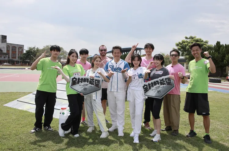 《全村的希望》今天在苗栗縣苑裡鎮的山腳小學出外景。東森提供