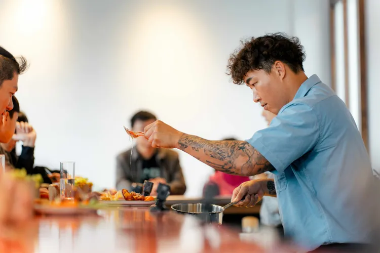 郭泓志準備拔絲地瓜料理。好看娛樂提供