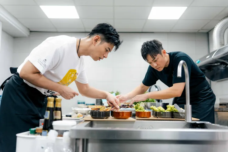 楊子儀（左）擔任小幫手，與姚元浩一同備餐。好看娛樂提供