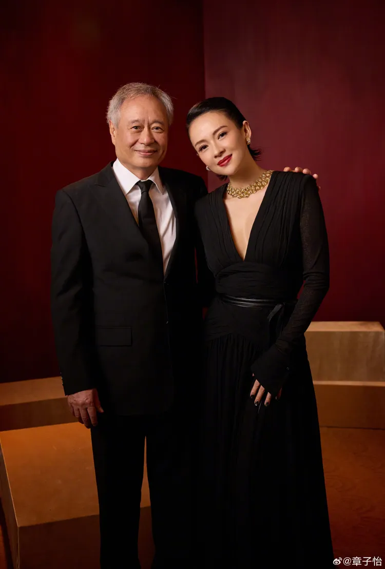 章子怡（右）日前和李安一同出席《臥虎藏龍》25周年重映活動。翻攝章子怡微博