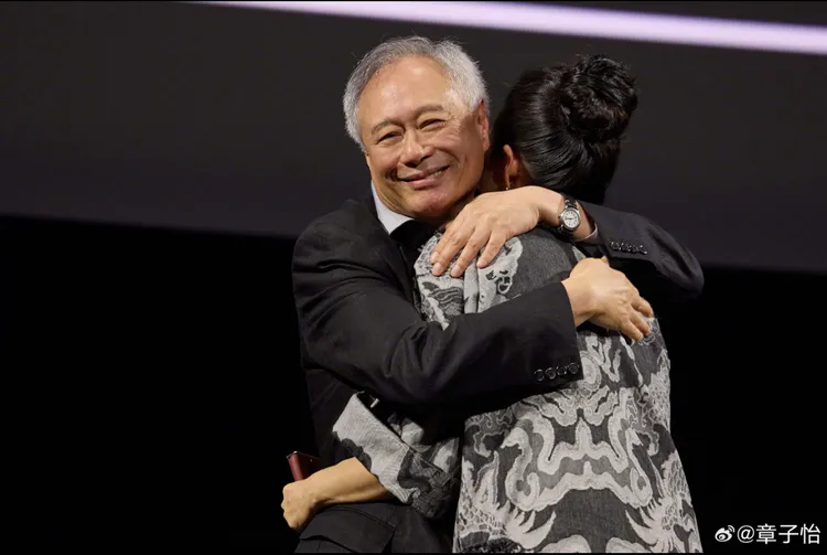 章子怡圓夢獲得李安「愛的抱抱」。翻攝章子怡微博