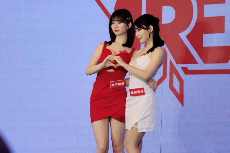 2025TRE展前記者會請到「SSR最強藝能人」金松季歩(右）和「千年一遇神乳」瀨戶環奈（左）。李俊毅攝影