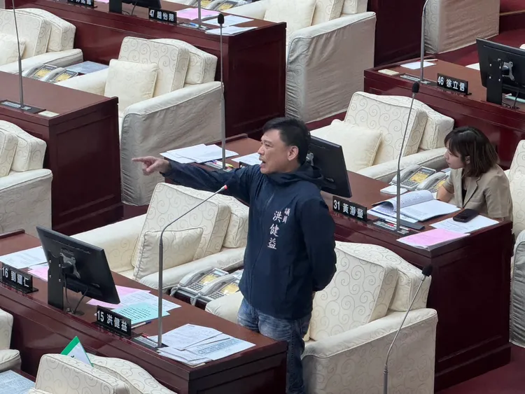 洪健益質詢時針對國民黨部遭調查、黨主席人選向蔣萬安發問。張綵茜攝